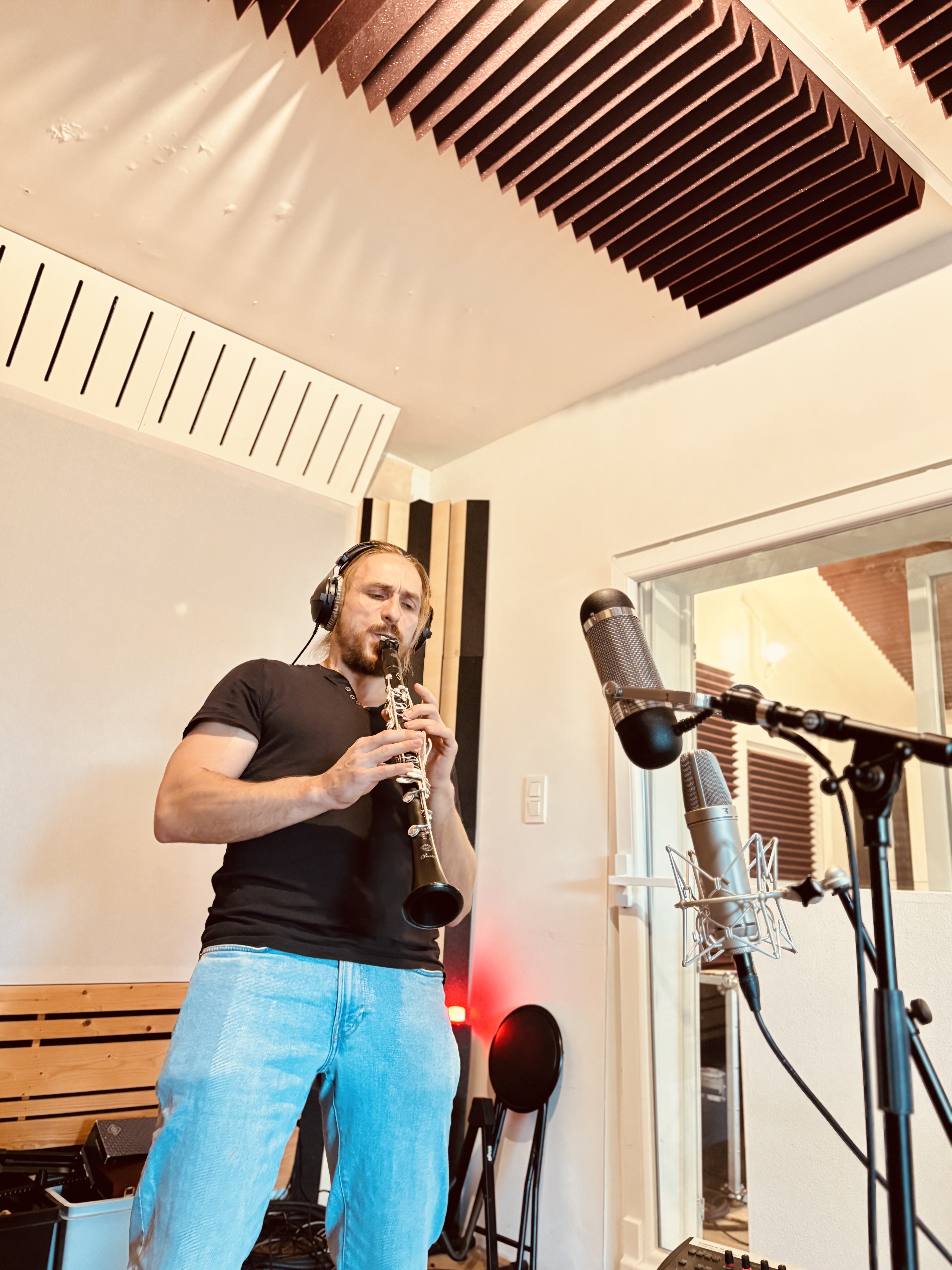 Emile Postic joue de la clarinette en studio