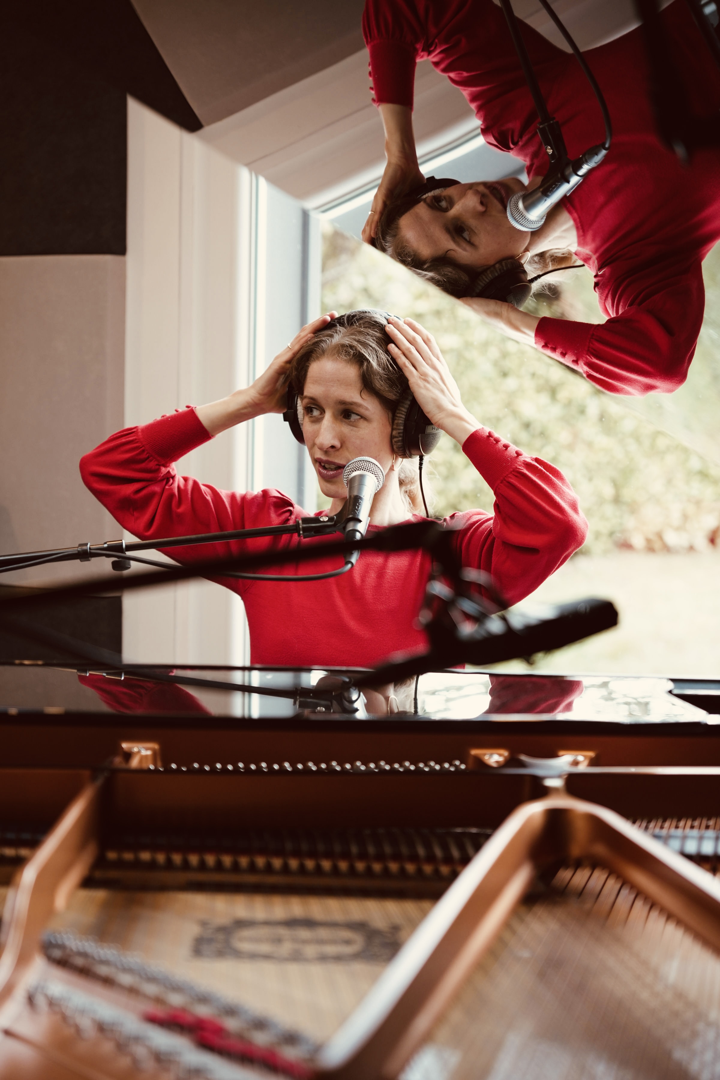 Pauline Gonzalez au piano pendant une session d’enregistrement