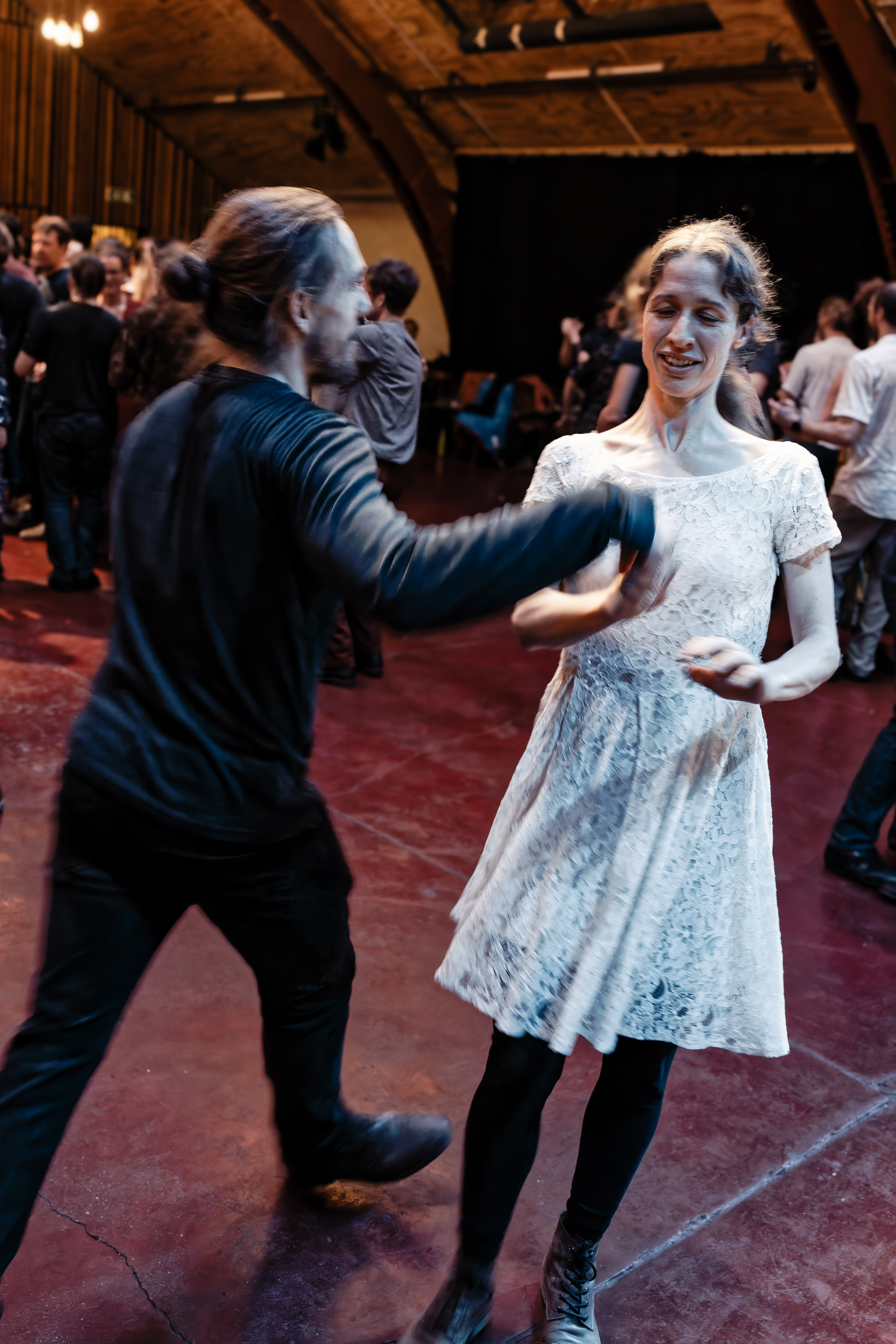 Pauline et Emile dansent ensemble sur le parquet