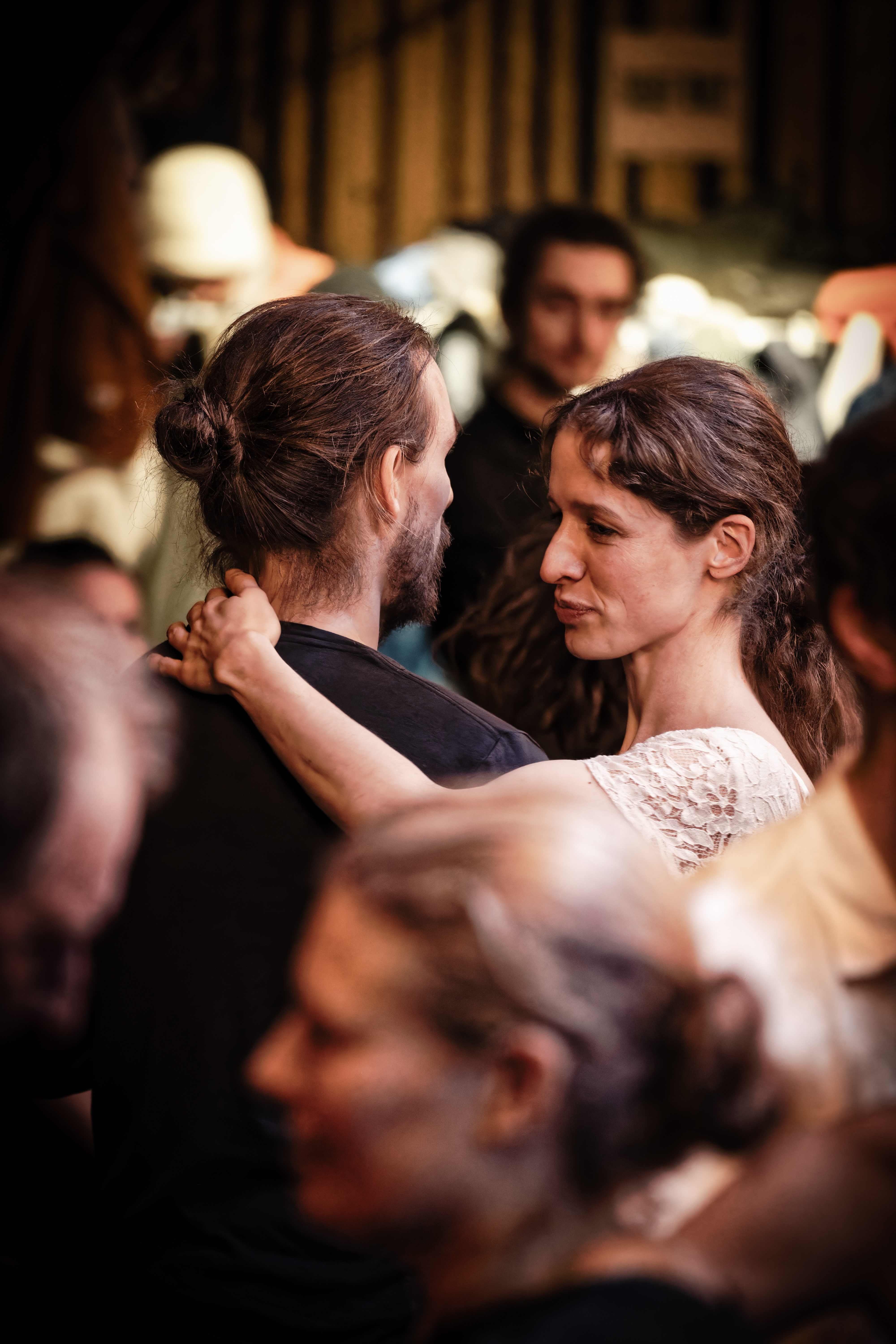 Pauline et Emile échangent un regard en dansant