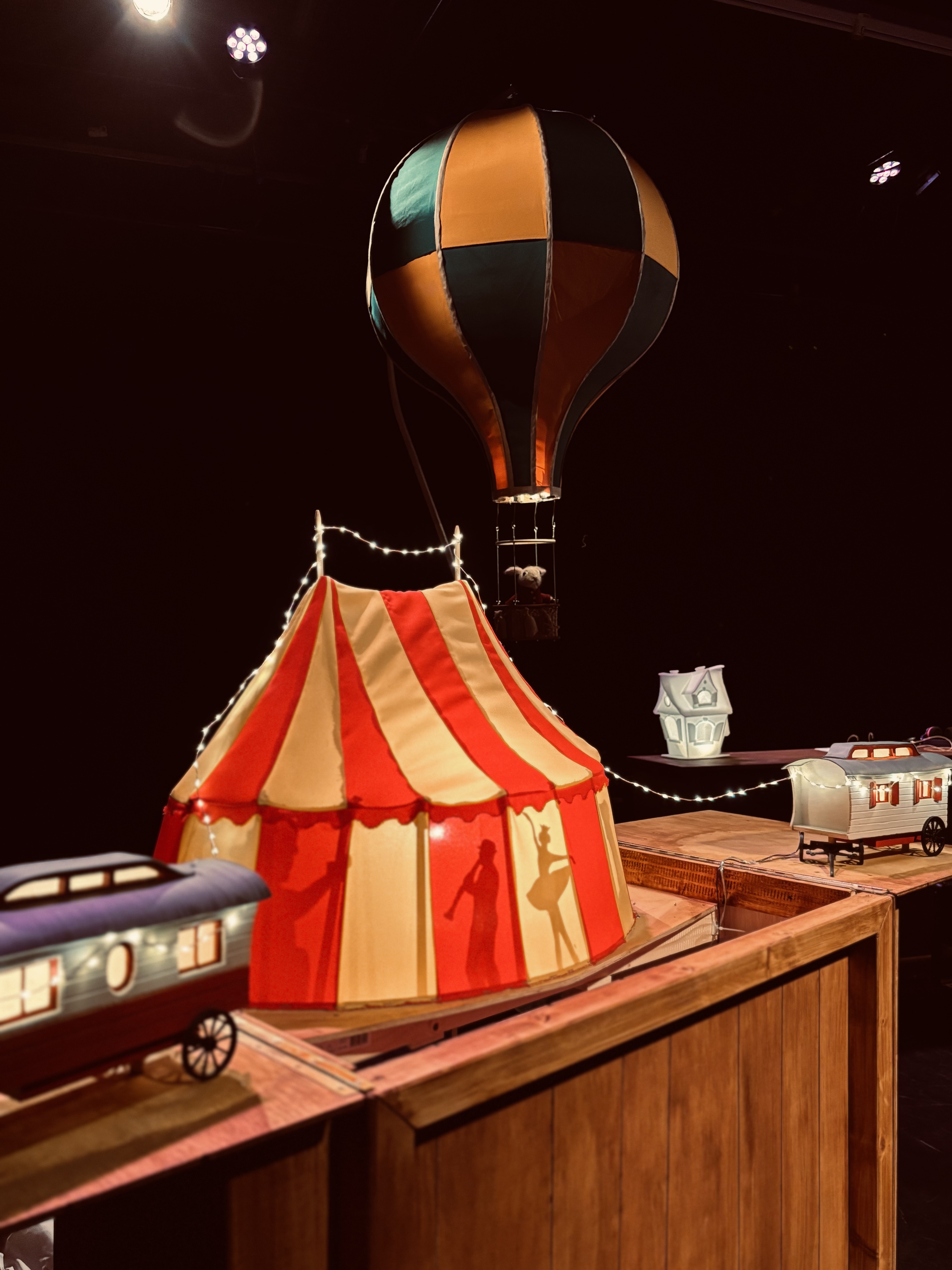 Le décor du cirque et la montgolfière