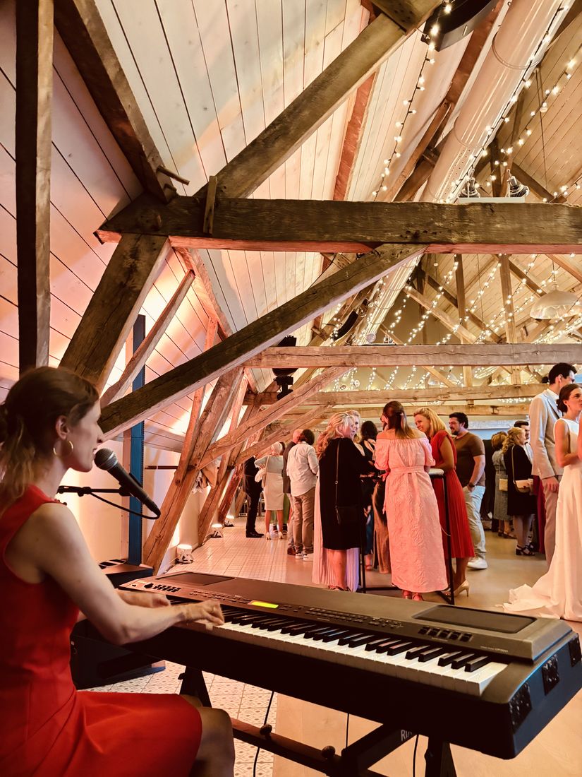 Pauline joue du piano pendant un événement